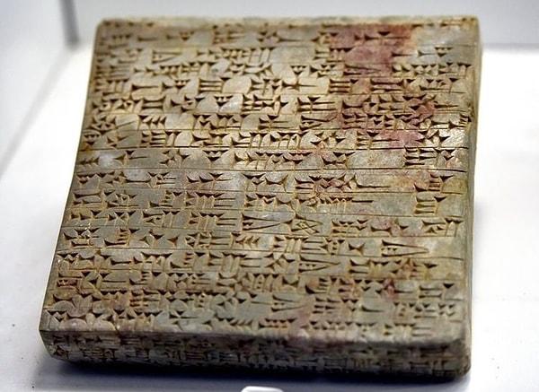 8. Asur Kralı'na ait çivi yazısı kil tablet