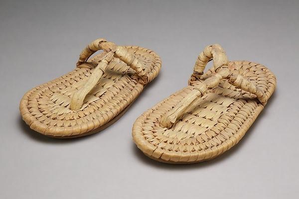18. Bir çocuğa ait sandaletler