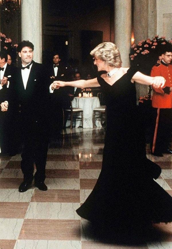 19. Tarih 9 Kasım 1985. Prenses Diana ile John Travolta, Beyaz Saray'da düzenlenen devlet yemeğinde dans ediyor.
