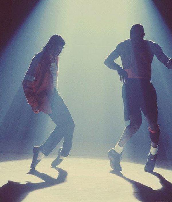 30. Michael Jackson ve Michael Jordan aynı sahnede.