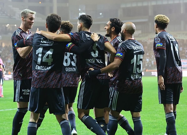 Beşiktaş'ta Romain Saiss ve yerine giren Emrecan Uzunhan Giresunspor karşılaşmasında sakatlandı.