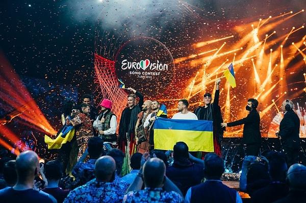“Stefania” şarkısını seslendiren Ukrayna temsilcisi Kalush Orchestra, diğer ülkelerden ve jüri üyelerinden toplam 631 puan alarak birinci olmuştu.