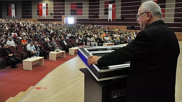 Birinci sınıfa başlayan öğrencilere "Çok vampirler var. Bir yolculuğa çıkarken en az iki kişi gidin" demişti