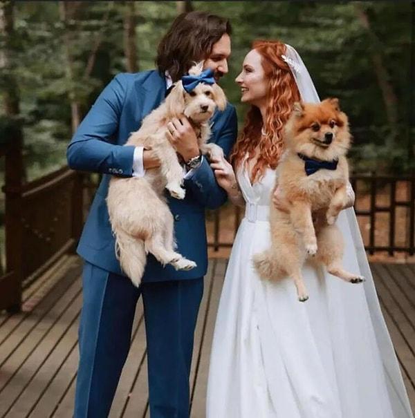 Düğünden ilk görseller ise adeta içimizi ısıttı. Kemerburgaz'da gerçekleşen nikaha çiftin iki köpeği de katıldı.😍