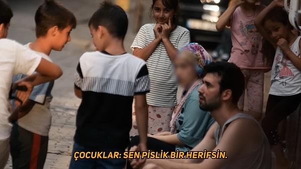 Çocukların ve lokantacının ekipten olduğu belirtilen sosyal deneyde, çocuklar kuru ekmek yiyen oyuncuya hakaret ederken, insanların da kuru ekmek yiyen birisine karşı yardım ellerini uzatıp uzatmayacakları gözlemlendi.