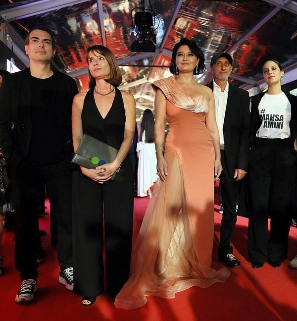 59. Antalya Altın Portakal Film Festivali geçtiğimiz günlerde ünlü isimlerin katılımıyla gerçekleşti. Festivalde kazanan eserler kadar, katılımcıların kıyafetleri de konuşuldu.