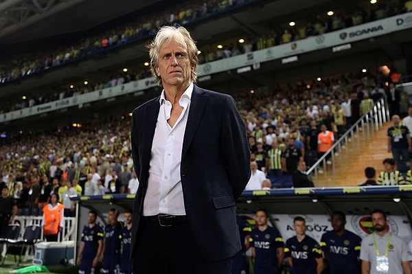 Jorge Jesus: 'Altay Bayındır'a gösterilen tepkiyi normal karşılamıyorum. Taraftarlar işler iyi gitmeyince oyunculara daha çok sevgi göstermeli. Altay büyük kaleci. Milli Takım kalecisi. Herkesin kötü günü olabilir' dedi.