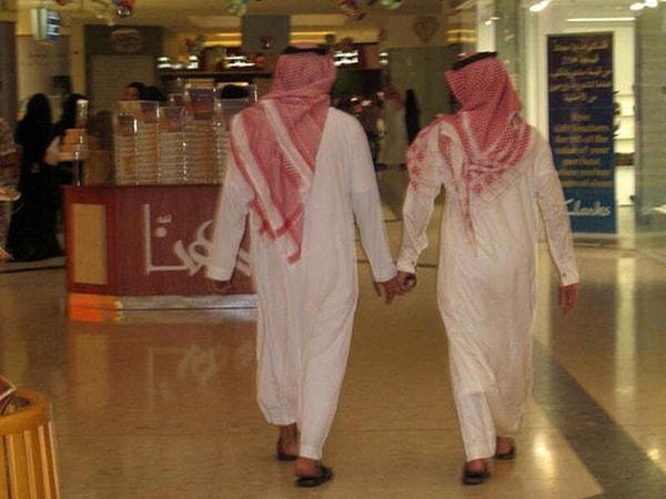 14. “Birleşik Arap Emirlikleri’nde erkeklerin yürürken veya alışveriş merkezlerinde gezerken el ele tutuşmaları çok garibime gitmişti.”