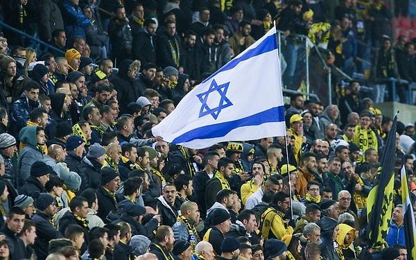 İsrail milliyetçilerinden oluşan taraftar grubu ise maçlarında İsrail bayrağı açıyorlar. Kendi takımlarında müslüman ya da Arap bir futbolcu istemiyorlar.