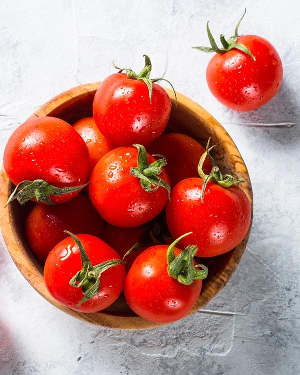 2. Domatesleri buzdolabında değil oda ısısında saklayın. Dolaba koyduğunuz domateslerin tadı ve sululuğu zaman içinde kaybolur.