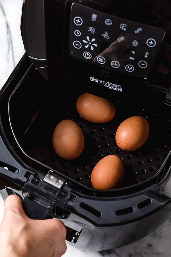 12. Airfryer'da suya ihtiyaç duymadan yumurta haşlayabilirsiniz. 130-135 derecede 10-15 dakikanın ardından yumurtanız hazır.