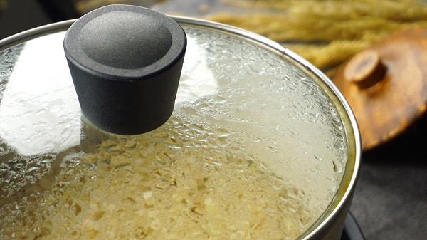 13. Pirinç, makarna, patates ve kinoa gibi nişastalı yiyecekler, sade su yerine stokla pişirildiğinde daha lezzetlidir.