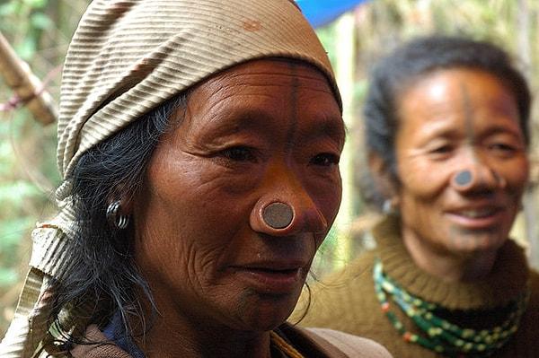 Burun tıkaçlarının yanı sıra kadınların yüzlerine koyu renkli dövmeler de kazınıyordu.