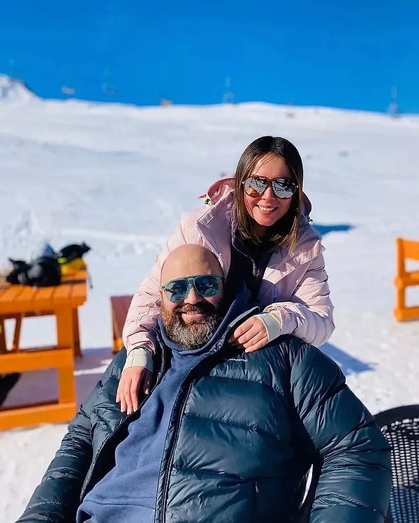 Kızılkaya sahilde çekilmiş fotoğrafın altına "Seninle geçen her günüm, göz açıp kapayana dek geçiyor. Zaman, mekan kavramı yok oluyor. Sen, ellerimi ellerinin içine koyduğundan beri. Beni alıp getirdiğin, bu sevgi durağı yıllardır arayıp bulamadığım o, yere varmış hissettiriyor. Bana, beni ve seni, biz olarak yaşattığın için, karşıma çıkıp, gözüme bakıp, beni her seferinde ilk gün ki heyecanınla büyülediğin için, sana sonsuz teşekkürler sevgilim. Nice mutlu senelerimiz olsun. Aşkla!" yazdı.