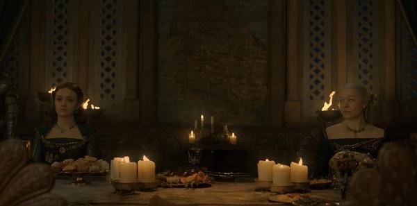 15. Kral Viserys'ın henüz masaya gelmediği bu sahnede iki eski dost Alicent ve Rhaenyra'ın arasına King's Landing'in girdiğini görüyoruz.