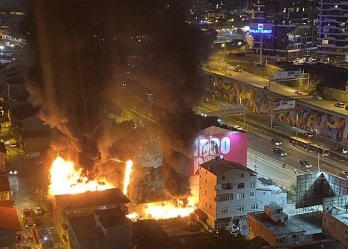 Взрывы 10 часов. Взрыв здания. Здание горит. Стамбул здания.