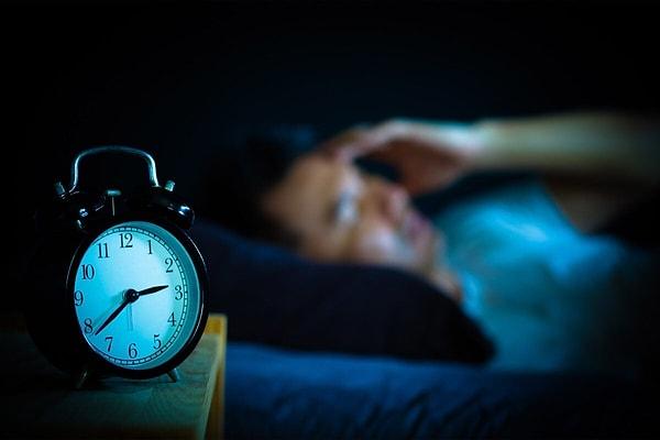 Beynin uykuyu kontrol eden kısmı aynı zamanda uyandığınız da hissettiğiniz baş ağrısından da sorumludur, bu yüzden sağlıklı bir şekilde uyumadığınız her gece baş ağrısıyla uyanmanız oldukça muhtemel.