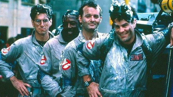 1984 yılında vizyona girdiği gibi tüm dünyada büyük yankı uyandıran Hayalet Avcıları (Ghostbusters) filmi, hiç şüphesiz hem konusu hem oyunculuğuyla unutulmazlar arasında!