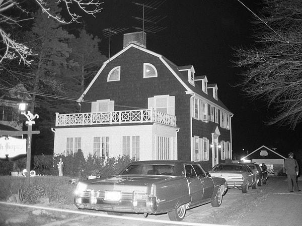 Long Island'daki ünlü Amityville vakasını da araştıran Holzer, iddiaya göre, evin lanetli olduğunu açıklayan bir Kızılderili şefinin ruhuyla temasa geçti.