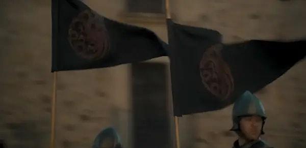 Targaryen bayraklarıyla dolaşan bazı kale muhafızları görüyoruz.