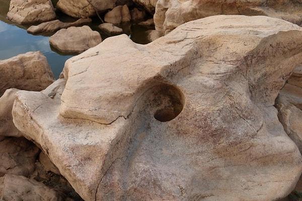 17. Eskiden su altında olan kayanın içinde spiral delik var.
