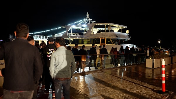 7. Müşteri memnuniyetini her daim ön planda tutan Troy, her yeni etkinlikte ilklere imza atarak müşterilerini mutlu etmenin en güzel yolunu buluyor.