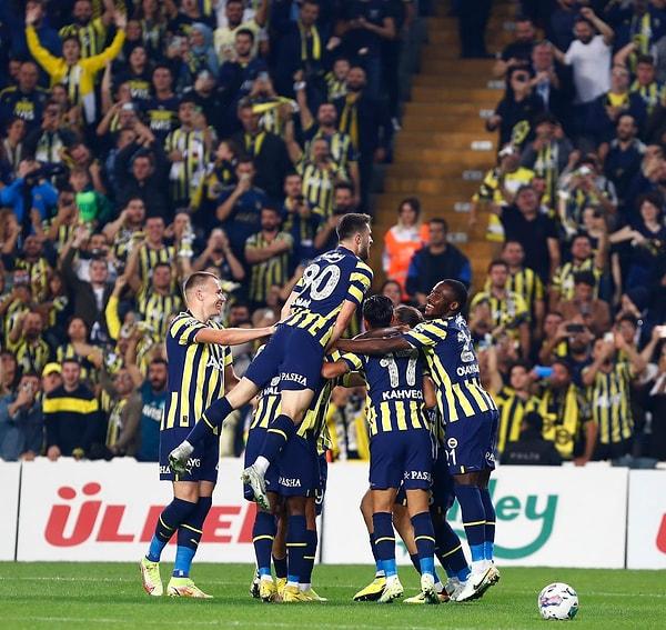 KAP'a yapılan bildirimlere göre en borçlu ekip, Fenerbahçe oldu. Sarı-lacivertli kulübün futbol şubesinin borcu 6,25 milyar lira.