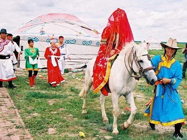 Kırmızı kuşak ve kırmızı duvak adeti olan başka bir ülke de Moğolistan...