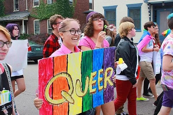 Diğer yaş gruplarına göre çok daha fazla sayıda genç, kendini lezbiyen, gey, biseksüel ve transseksüel olarak tanımladı.