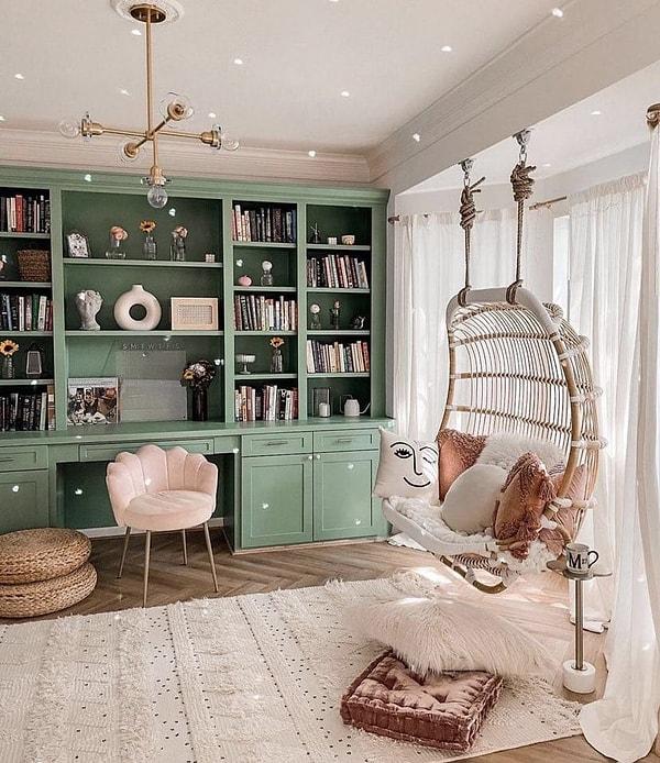 Hangi detaya bayılacağımızı şaşırdık! Okuma alanı olduğunu düşündüğümüz bu odanın renk uyumu oldukça güzel. Biraz vintage havası da var sanki.