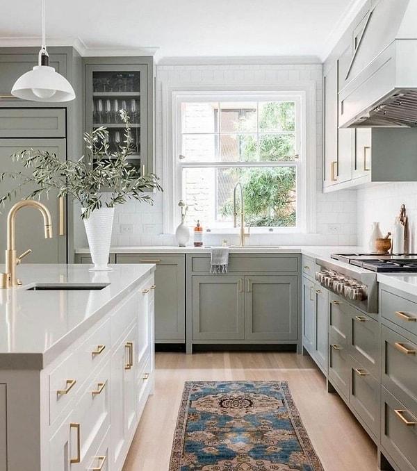 Altın detaylar mutfağı şık bir hale getirirken yerdeki kilim ise dizaynı biraz yumuşatmış. Yeşilin en güzel tonlarından biri kullanılan bu mutfak evini dizayn etmek isteyenler için harika bir öneri!