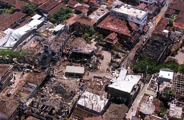 3. Bali'deki Sari gece kulübü ve çevresindeki binaların bomba enkazı görüntüleri: