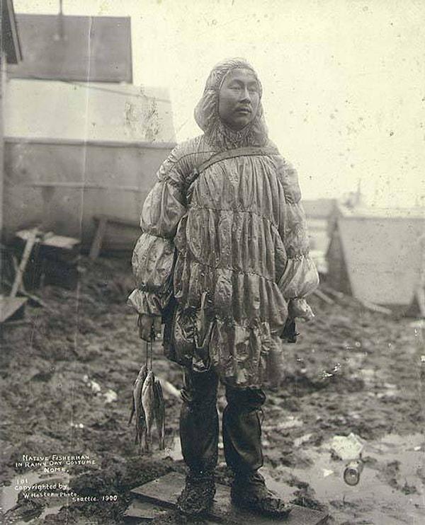 14. 1898 ve 1900 yılları arasında Alaska'da elinde bir dizi balık tutan Eskimo:
