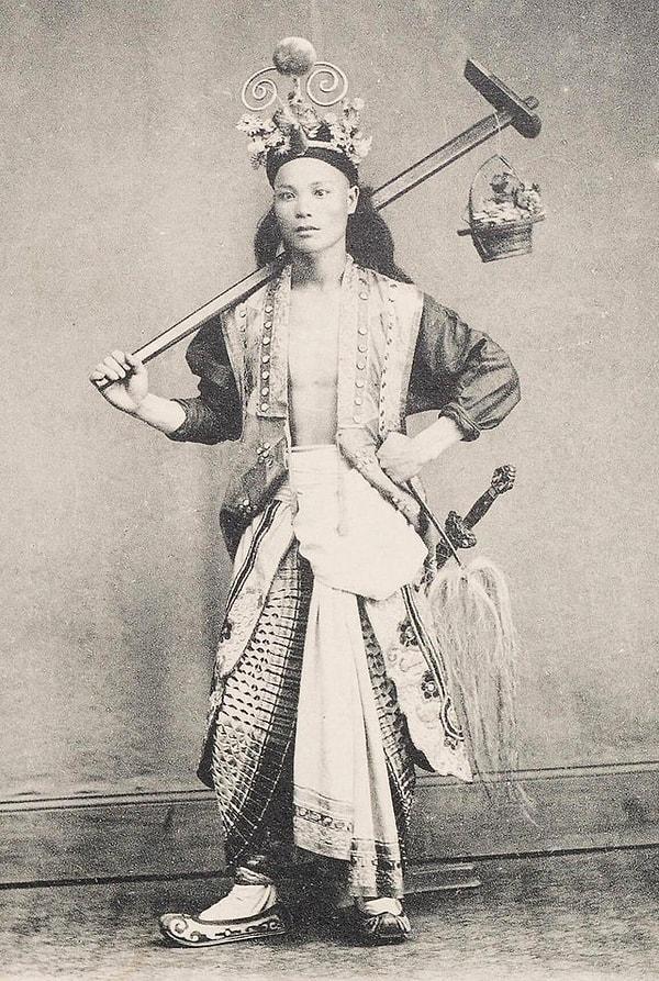 15. Kostümlü bir tiyatro oyuncusunun 1900'lü yılların başında Çin'de çekilen fotoğrafı: