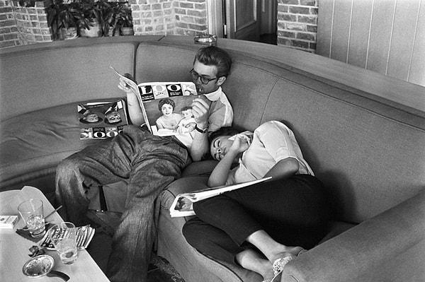 16. Elizabeth Taylor, 'Giant' filminin çekimleri sırasında James Dean ile dinlenirken - 1955: