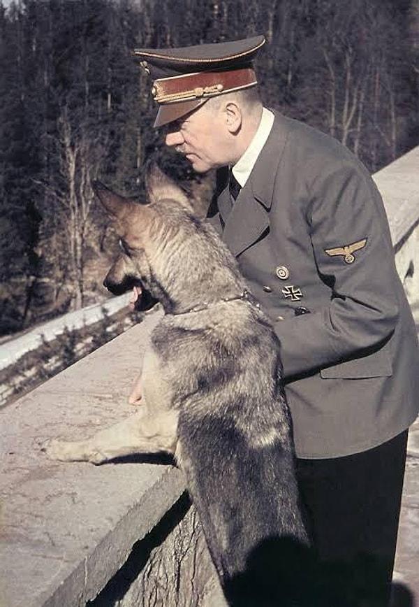 18. Adolf Hitler ve köpeği Blondi: