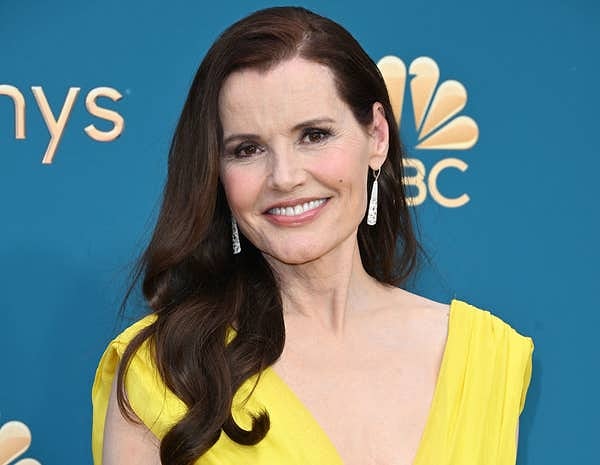 "Я несколько раз сказала "нет", но он продолжал настаивать", - написала Джина. "Мне пришлось бы накричать на него и устроить сцену, если бы я хотела заставить его отказаться от попыток заставить меня сделать это; другие мужчины в комнате ничего не сделали, чтобы это прекратить".