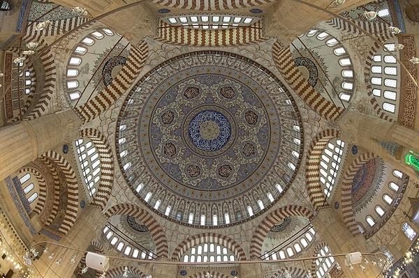 Mimar Sinan'ın başyapıtları arasında, ülkemizdeki Edirne Selimiye Camii ve İstanbul'daki Süleymaniye Camii bulunmaktadır.
