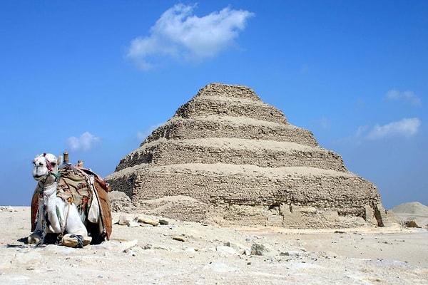 Imhotep, Sakkara Piramitlerini yapmasıyla biliniyor.