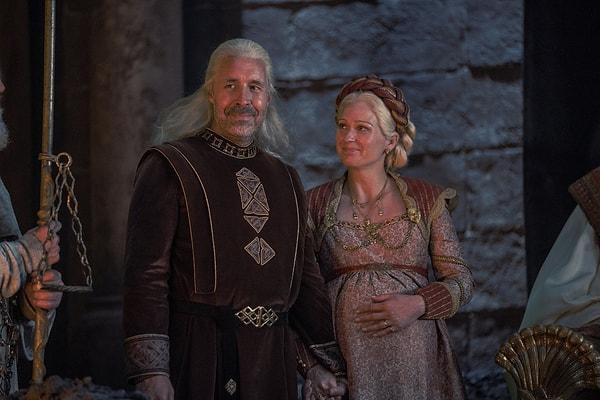 Ancak hiçbir şey Kral'ın istediği gibi gitmez ve ilk karısı Aemma Arryn, ikinci oğlu Baelon Targaryen'ın doğumunda hayatını kaybeder.