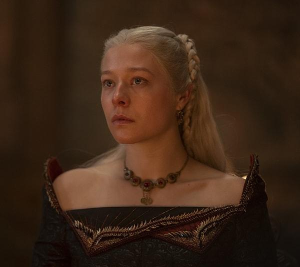 Bu sözler Kral I. Viserys'in kulağına gittiğinde zaten yas içindeki kral oldukça sinirlenir ve kızı Prenses Rhaenyra Targaryen'ın tahtın varisi olarak ilan eder.