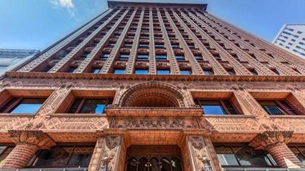 İlk gökdelenlerden biri olan New York'taki Garantörlük Binası Buffalo, Sullivan'ın ilk eserlerinden biri olarak kabul edilir.