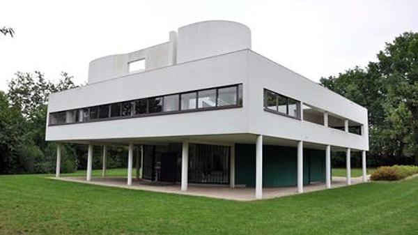 Le Corbusier tasarımlarında, serbest akışlı kat planlarının yanı sıra yapıdan bağımsız olan duvarları da içine alan sütun desteğini kullandı.