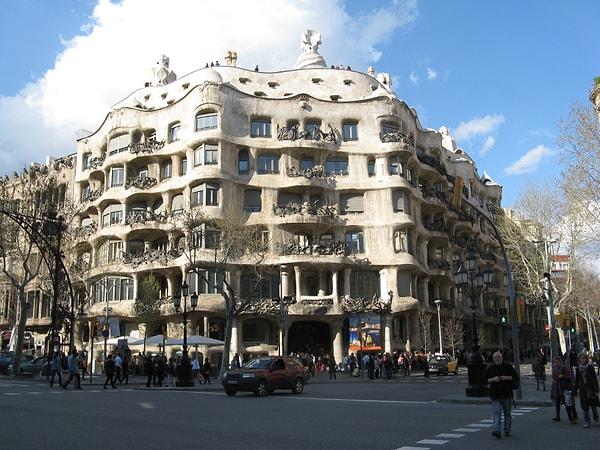 İpuçlarını doğadan alan Gaudi, düz çizgiler, çeşitli dokular ve canlı renkler yerine eğrileri tercih etti.