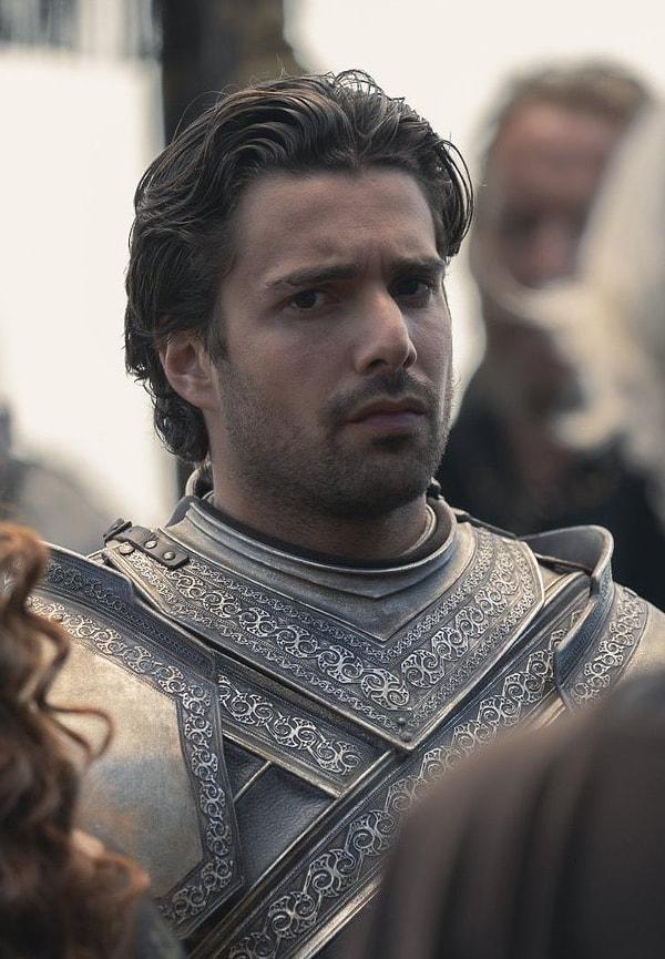 Sör Criston Cole, Alicent'in oğullarından Aegon'a taç giydirir ve kendisi Kral II. Aegon Targaryen olur.