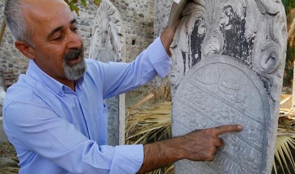 Ege Üniversitesi Sanat Tarihi Bölümü Türk ve İslam Sanatları Ana Bilim Dalı’ndan Yrd. Doç. Dr. Ertan Daş, tarihi Aliağa Camii'nde bulunan mezar taşlarını incelediğini belirtti.