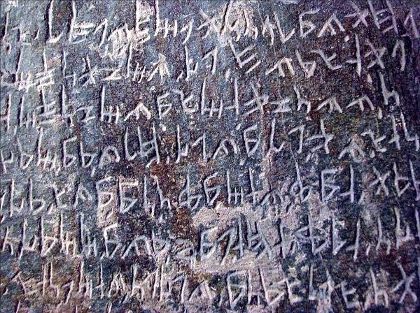 Sözleşme yazımı sırasında bu sembolleri belirli bir sırada okumanın daha kolay olduğunu fark eden Fenikeliler, böylece yarattıkları sembolleri sıraladı.