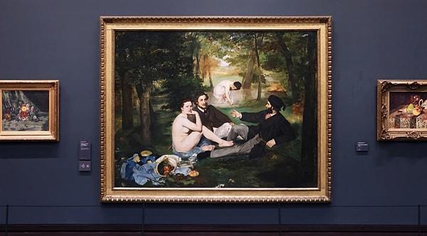 Asıl adı ‘Le Déjeuner sur l'herbe’ olan eser 1862-63 yılları arasında tamamlandı ve an itibarıyla Paris’teki Orsay Müzesi’nde sergileniyor.