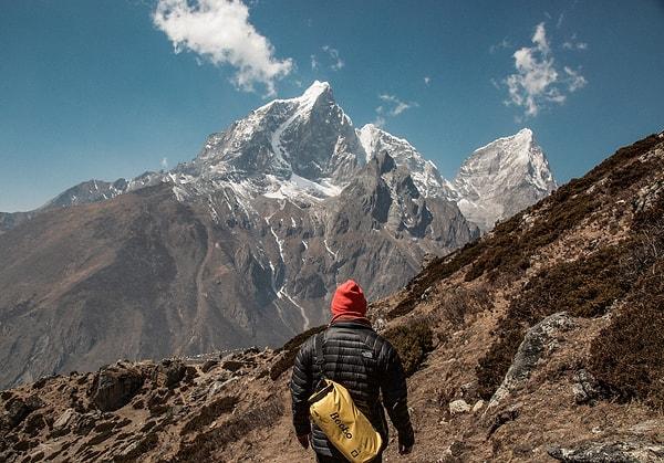 12. 1922'den beri 290'dan fazla insan Everest Dağı'na tırmanırken hayatını kaybetmiştir. Hayatlarını kaybetmelerinin temel nedeni ise oluşan çığlardır.