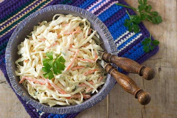 25. Yedikçe yiyeceksiniz: Havuçlu beyaz lahana salatası tarifi